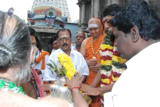 Visit-To-Arunachaleshwara-Temple - 03--Temple-Officials-welcoming-swamiji_1.jpg