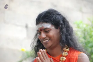 Visit-To-Arunachaleshwara-Temple - 08--Swamiji-at-Banyan-tree_3.jpg
