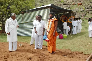 Swamiji-Supervising-The-Preparation - DSC_2176.jpg