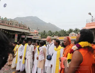 Visit-To-Arunachaleshwara-Temple - 10--Swamiji-infront-of-kodimaram_4.jpg