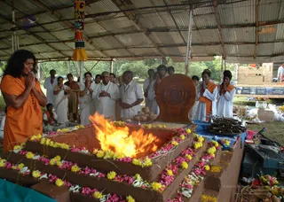 With-The-Blessings-Of-Swamiji-Guru-Homa-Begins - DSC_2523.jpg