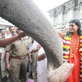 Visit-To-Arunachaleshwara-Temple - 03--Temple-Officials-welcoming-swamiji_12.jpg