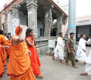 Visit-To-Arunachaleshwara-Temple - 04--Swamiji-at-Ganesha-Temple_15.jpg
