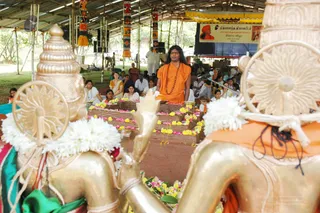 Swamiji-Supervising-The-Preparation - DSC_2328.jpg