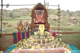 Swamiji-Supervising-The-Preparation - DSC_2419.jpg