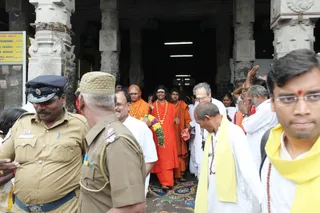 Visit-To-Arunachaleshwara-Temple - 10--Swamiji-infront-of-kodimaram_1.jpg