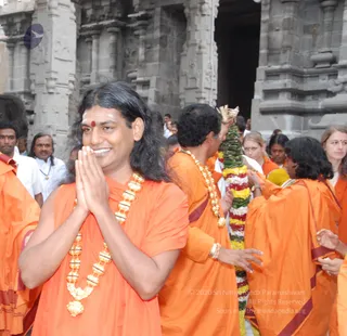 Visit-To-Arunachaleshwara-Temple - 03--Temple-Officials-welcoming-swamiji_8.jpg