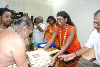 Swamiji-Gifting-Traditional-Attaire-To-Temple-Officials-And-Staffs - DSC_5884.jpg