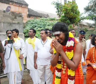 Visit-To-Arunachaleshwara-Temple - 07--Swamiji-walking-towards-krithika-mandapam_1.jpg
