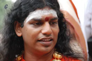 Visit-To-Arunachaleshwara-Temple - 08--Swamiji-at-Banyan-tree_21.jpg