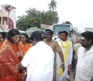 Visit-To-Arunachaleshwara-Temple - 01--Welcoming-Swamiji_2.jpg