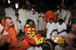 Visit-To-Arunachaleshwara-Temple - 09--Swamiji-receiving-Prasadam_1.jpg