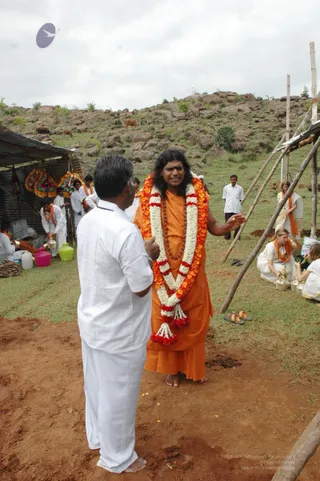 Swamiji-Supervising-The-Preparation - DSC_2196.jpg