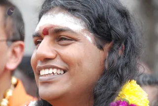 Visit-To-Arunachaleshwara-Temple - 07--Swamiji-walking-towards-krithika-mandapam_13.jpg