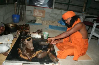 Swamiji-Supervising-The-Metal-Carving-Work - IMG_5128.JPG