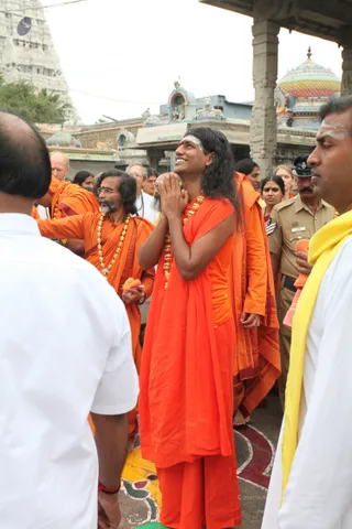 Visit-To-Arunachaleshwara-Temple - 10--Swamiji-infront-of-kodimaram_12.jpg