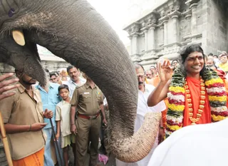 Visit-To-Arunachaleshwara-Temple - 03--Temple-Officials-welcoming-swamiji_13.jpg