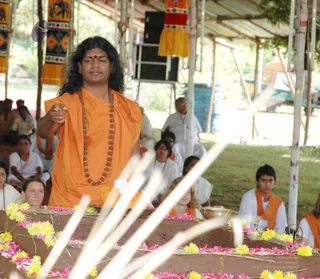 Swamiji-Supervising-The-Preparation - DSC_2327.jpg