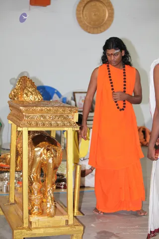 Swamiji-With-His-Sacredarts-Team-In-Making-Vahanas - watermark_IMG_6705.JPG