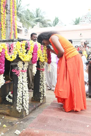 Visit-To-Arunachaleshwara-Temple - 06--Swamiji-at-Arunagiriyogeshwara_13.jpg