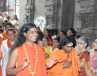 Visit-To-Arunachaleshwara-Temple - 01--Welcoming-Swamiji_4.jpg