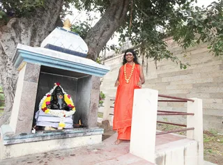 Visit-To-Arunachaleshwara-Temple - 08--Swamiji-at-Banyan-tree_24.jpg