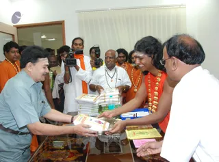 Swamiji-Gifting-Traditional-Attaire-To-Temple-Officials-And-Staffs - DSC_5910.jpg