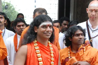 Visit-To-Arunachaleshwara-Temple - 07--Swamiji-walking-towards-krithika-mandapam_23.jpg
