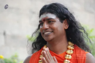 Visit-To-Arunachaleshwara-Temple - 08--Swamiji-at-Banyan-tree_4.jpg