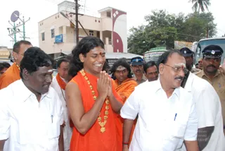 Visit-To-Arunachaleshwara-Temple - 01--Welcoming-Swamiji_3.jpg