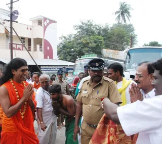 Visit-To-Arunachaleshwara-Temple - 01--Welcoming-Swamiji_1.jpg