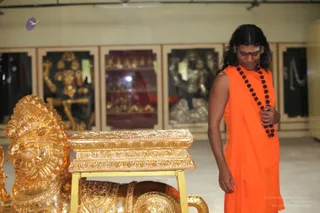 Swamiji-With-His-Sacredarts-Team-In-Making-Vahanas - watermark_IMG_6707.JPG