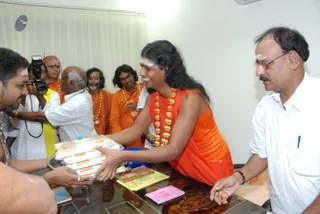 Swamiji-Gifting-Traditional-Attaire-To-Temple-Officials-And-Staffs - DSC_5897.jpg