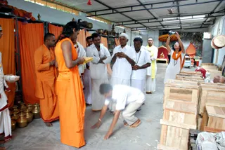 Swamiji-Doing-Pranaprathistha-To-Deities - DSC_3323.JPG