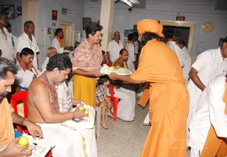 Swamiji-With-Arunachaleshwara-Temple-Priest - DSC_1467.jpg