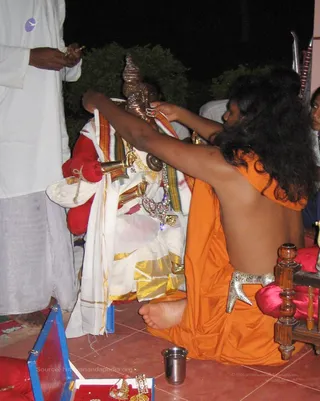 Swamiji Doing Alankar - IMG_0924_watermark.jpg