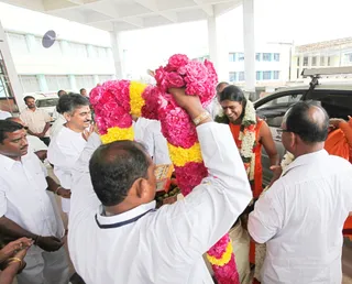 Welcoming-Swamiji - IMG_0951.JPG
