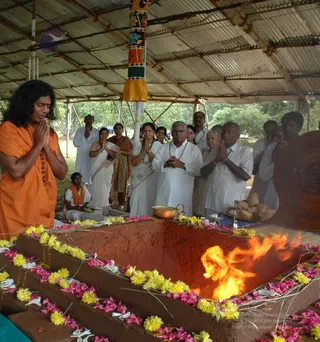 With-The-Blessings-Of-Swamiji-Guru-Homa-Begins - DSC_2518.jpg