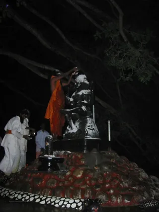Dakshinamurthy Moolavar Abhishekam - ShivRathri_2005_ashram (22)_watermark.jpg