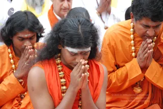 Visit-To-Arunachaleshwara-Temple - 06--Swamiji-at-Arunagiriyogeshwara_23.jpg