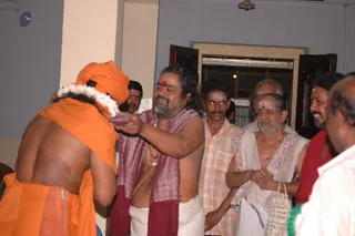 Swamiji-With-Arunachaleshwara-Temple-Priest - DSC_1489.jpg