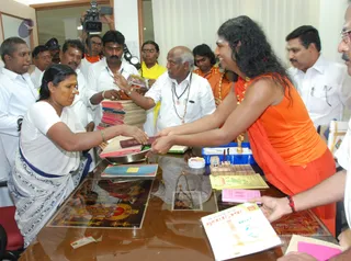 Swamiji-Gifting-Traditional-Attaire-To-Temple-Officials-And-Staffs - DSC_5930.jpg