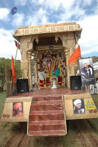 Swamiji-Supervising-The-Preparation - DSC_2280.jpg