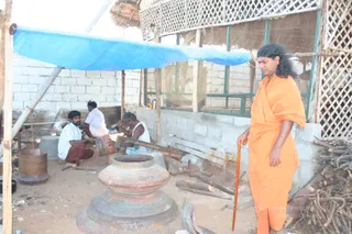 Swamiji-Supervising-The-Metal-Carving-Work - IMG_2025.JPG