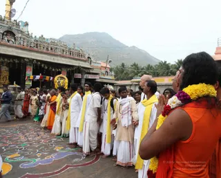 Visit-To-Arunachaleshwara-Temple - 10--Swamiji-infront-of-kodimaram_10.jpg