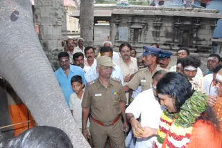 Visit-To-Arunachaleshwara-Temple - 03--Temple-Officials-welcoming-swamiji_4.jpg