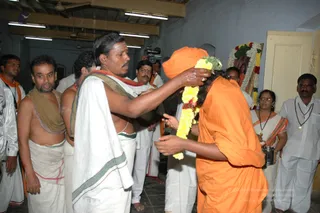 Swamiji-With-Arunachaleshwara-Temple-Priest - DSC_1419.jpg
