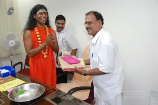 Swamiji-Gifting-Traditional-Attaire-To-Temple-Officials-And-Staffs - DSC_5929.jpg
