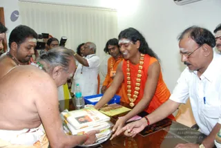 Swamiji-Gifting-Traditional-Attaire-To-Temple-Officials-And-Staffs - DSC_5885.jpg