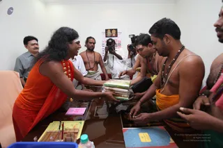 Swamiji-Gifting-Traditional-Attaire-To-Temple-Officials-And-Staffs - IMG_7021.jpg